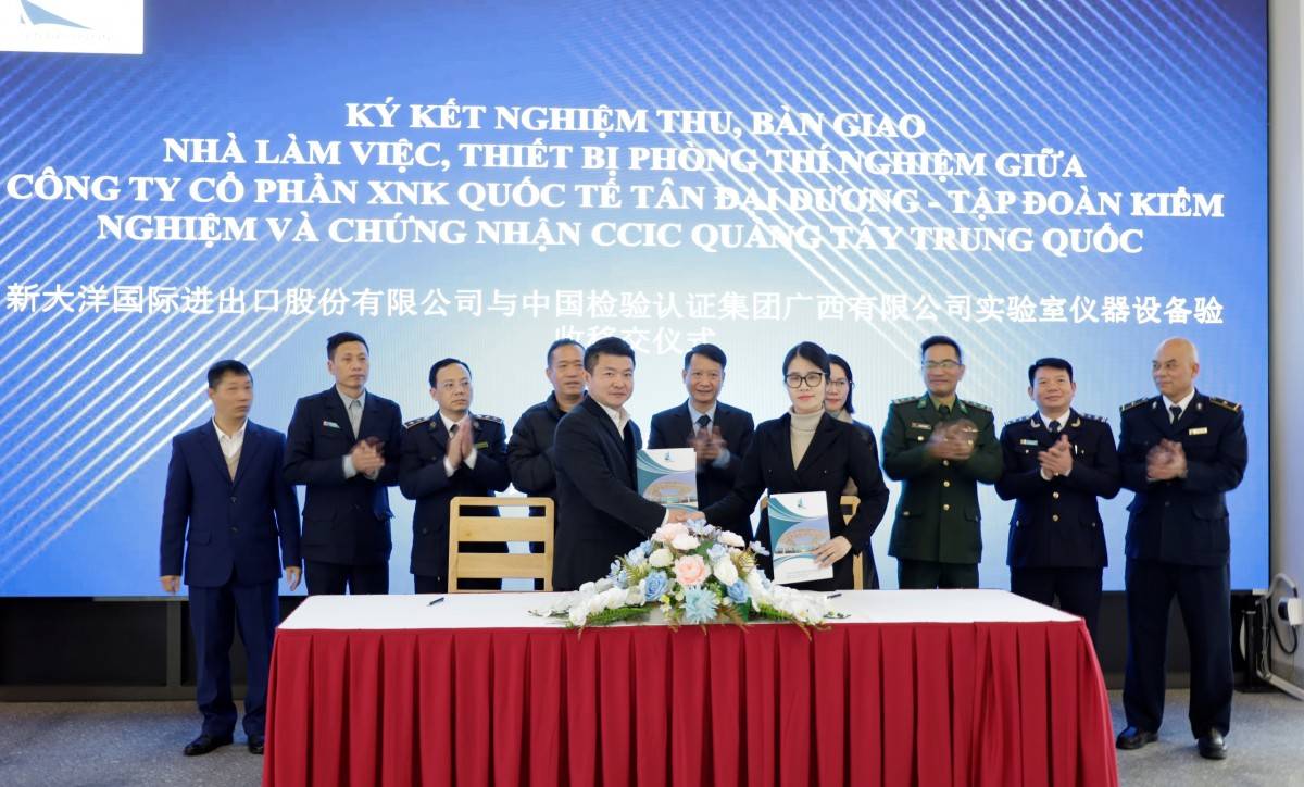 Công ty Cổ phần xuất nhập khẩu quốc tế Tân Đại Dương (Việt Nam) và Tập đoàn Kiểm nghiệm Trung Quốc - Công ty TNHH Quảng Tây, Chi nhánh Đông Hưng (Trung Quốc) đã ký kết nghiệm thu bàn giao nhà làm việc, trang thiết bị phòng thí nghiệm nông sản và thực phẩm. Ảnh: Cổng thông tin điện tử Móng Cái