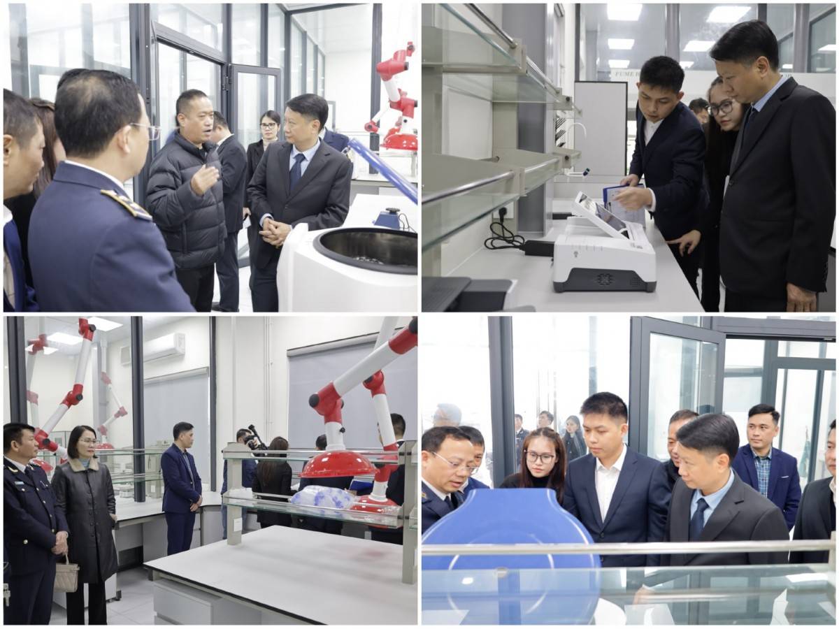 Các đại biểu đã tham quan Phòng thí nghiệm