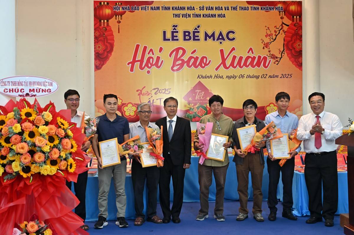 Hội báo Xuân Khánh Hòa Ất Tỵ 2025 gửi tặng huyện Trường Sa trên 1.300 ấn phẩm báo chí