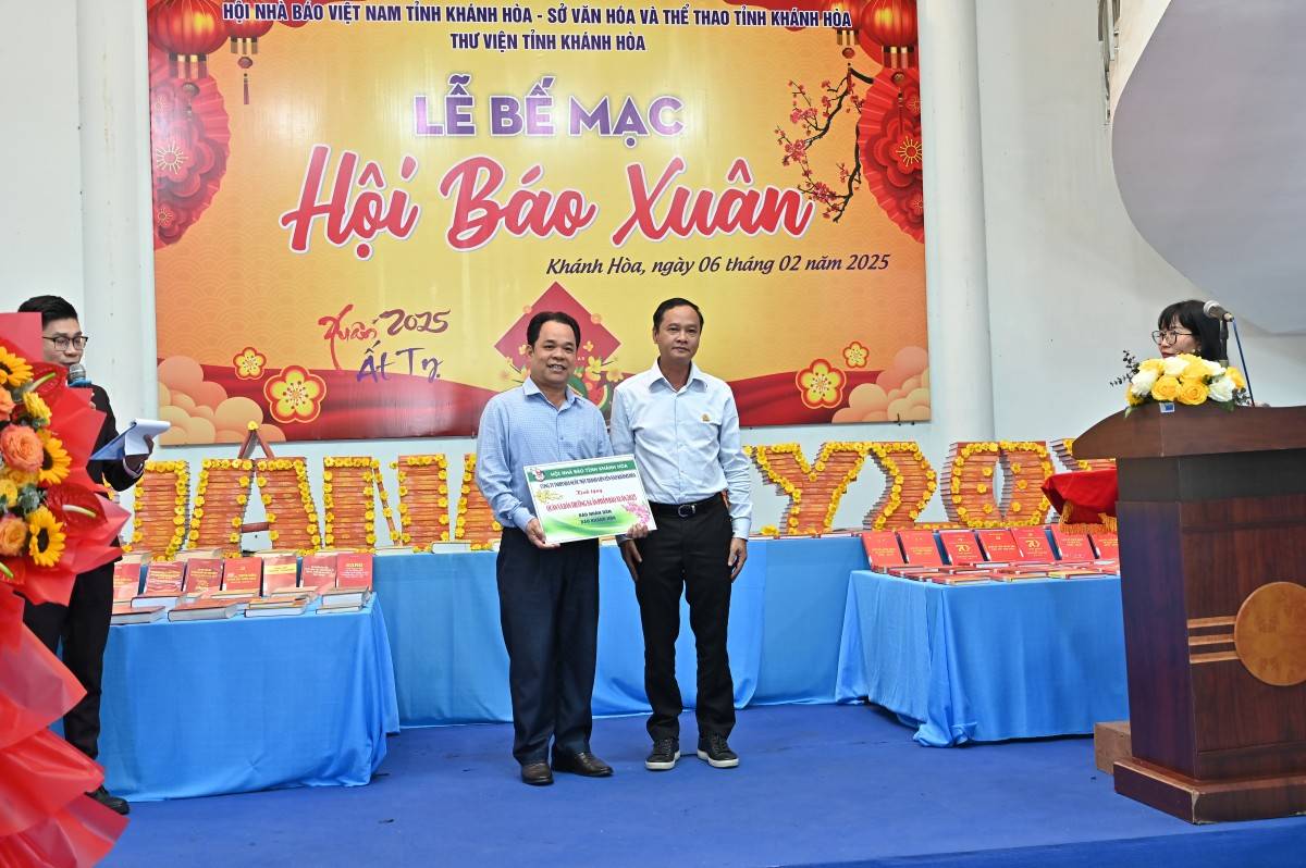 Hội báo Xuân Khánh Hòa Ất Tỵ 2025 gửi tặng huyện Trường Sa trên 1.300 ấn phẩm báo chí