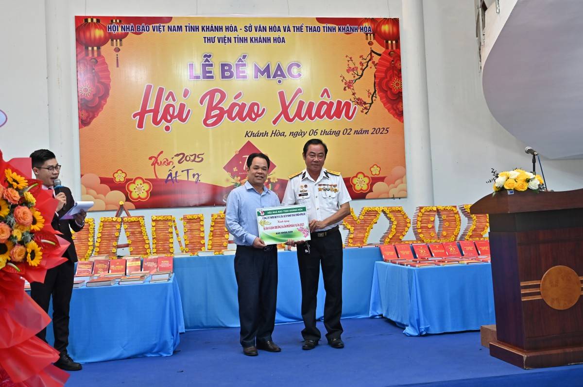 Hội báo Xuân Khánh Hòa Ất Tỵ 2025 gửi tặng huyện Trường Sa trên 1.300 ấn phẩm báo chí