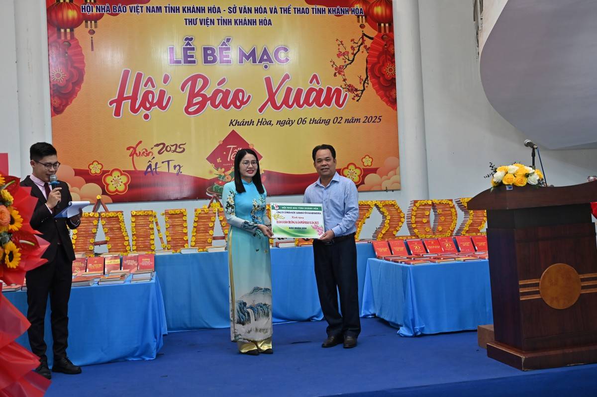Hội báo Xuân Khánh Hòa Ất Tỵ 2025 gửi tặng huyện Trường Sa trên 1.300 ấn phẩm báo chí