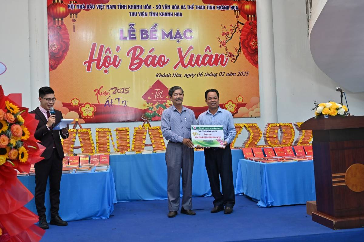 Hội báo Xuân Khánh Hòa Ất Tỵ 2025 gửi tặng huyện Trường Sa trên 1.300 ấn phẩm báo chí