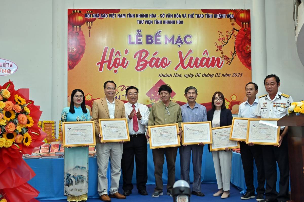 Hội báo Xuân Khánh Hòa Ất Tỵ 2025 gửi tặng huyện Trường Sa trên 1.300 ấn phẩm báo chí