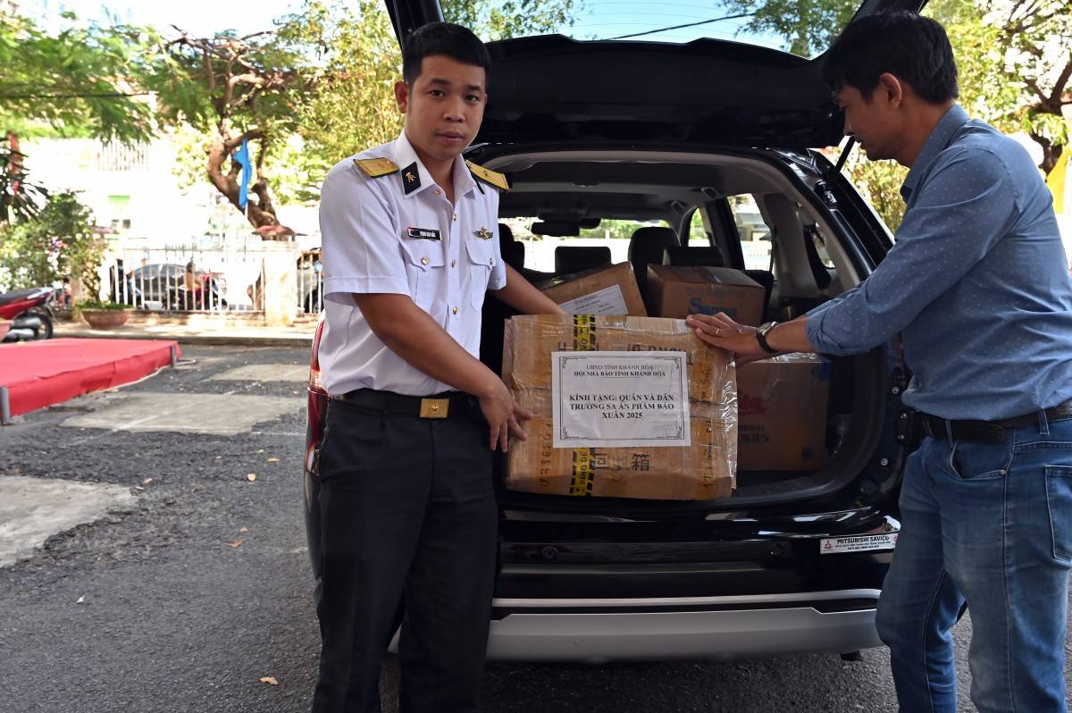 Hội báo Xuân Khánh Hòa Ất Tỵ 2025 gửi tặng huyện Trường Sa trên 1.300 ấn phẩm báo chí