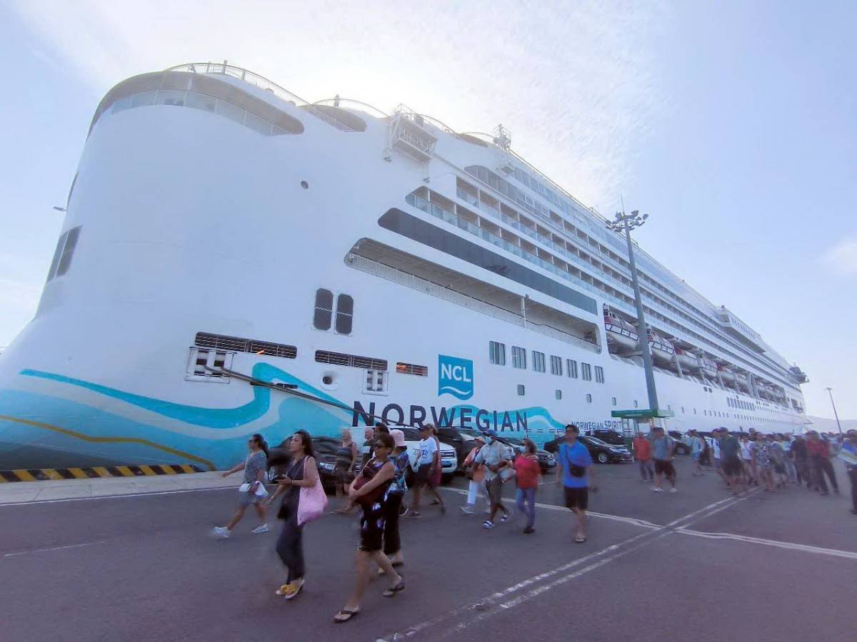Tàu du lịch quốc tế Norwegian Spirit đưa 2000 du khách đến Khánh Hòa