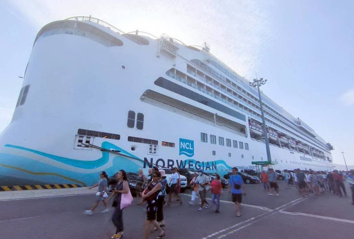 Tàu du lịch quốc tế Norwegian Spirit đưa 2000 du khách đến Khánh Hòa