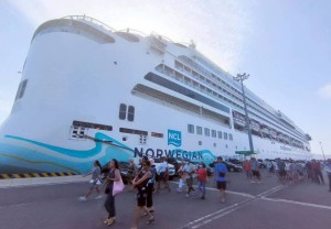 Tàu du lịch quốc tế Norwegian Spirit đưa 2000 du khách đến Khánh Hòa