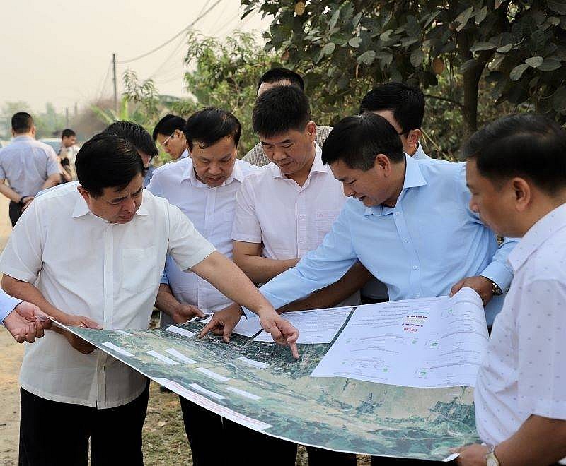 Bộ trưởng và đoàn công tác của Bộ Kế hoạch và Đầu tư khảo sát dự án đường giao thông kết nối các khu vực kinh tế trọng điểm của vùng kinh tế động lực dọc trục Quốc lộ 279 và Quốc lộ 12 tỉnh Điện Biên (Ảnh: MPI) 