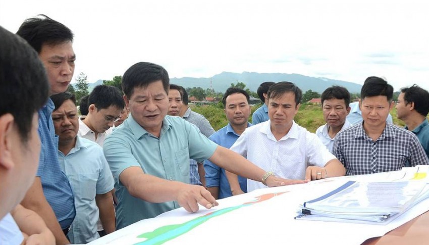Chủ tịch UBND tỉnh Lê Thành Đô kiểm tra bản vẽ thiết kế Dự án Đường Thanh Minh - Độc Lập. Ảnh: Hải Yến