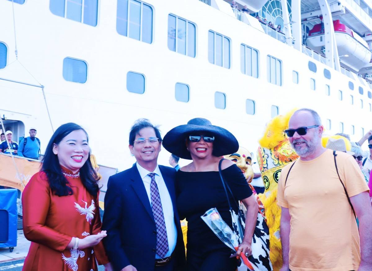 Tàu du lịch quốc tế Norwegian Spirit đưa 2000 du khách đến Khánh Hòa