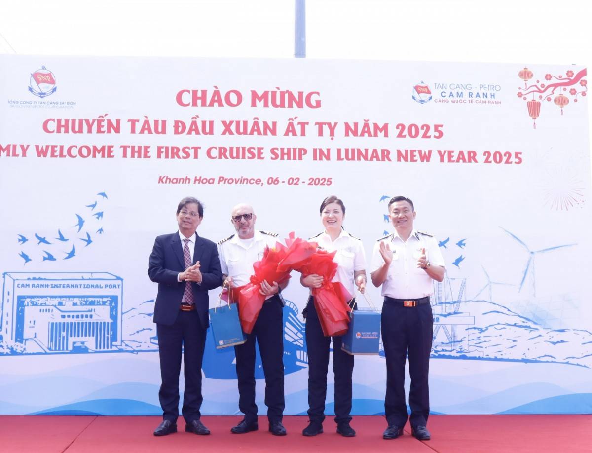 Tàu du lịch quốc tế Norwegian Spirit đưa 2000 du khách đến Khánh Hòa
