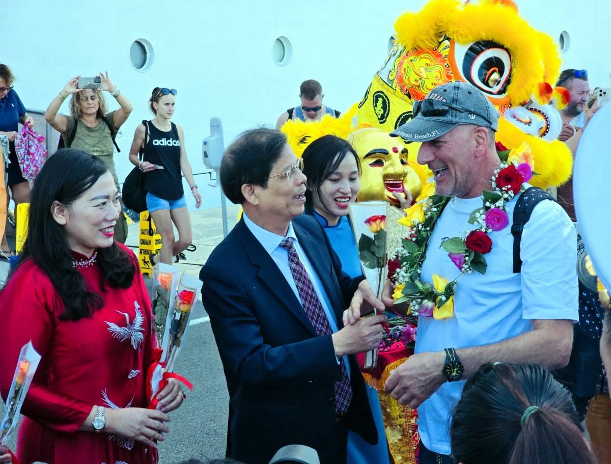 Tàu du lịch quốc tế Norwegian Spirit đưa 2000 du khách đến Khánh Hòa