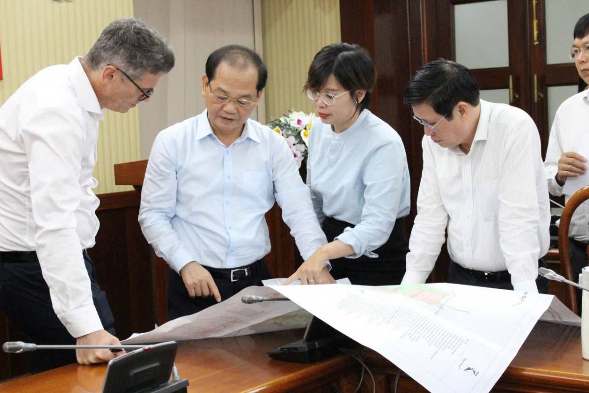 ông Mai Ngọc Thuận, Phó Chủ tịch HĐND tỉnh; Lê Ngọc Khánh, Phó Chủ tịch UBND tỉnh thông tin về vị trí địa lý, quy hoạch, giao thông của khu vực với chuyên gia nước ngoài.