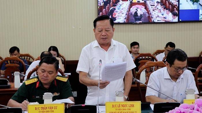 Ông Lê Ngọc Linh, Giám đốc Sở Kế hoạch và Đầu tư báo cáo tại cuộc họp