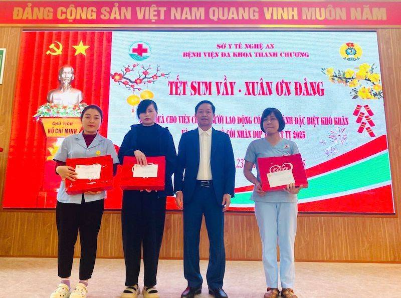 Lãnh đạo Bệnh viện đa khoa Thanh Chương trao quà tết cho cán bộ, viên chức, người lao động có hoàn cảnh khó khăn trong dịp Tết nguyên đán Ất Tỵ 2025