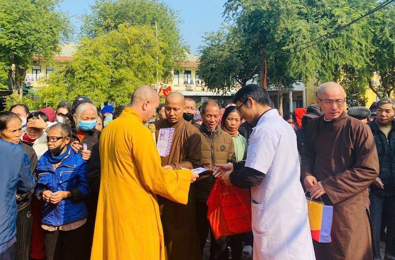 Bệnh viện đa khoa Thanh Chương cũng đã phối hợp với đoàn phật tử Chùa Phổ Môn và Chùa Chung Linh, các mạnh thường quân, các doanh nghiệp để tổ chức thăm hỏi, động viên và trao quà tết cho các bệnh nhân 