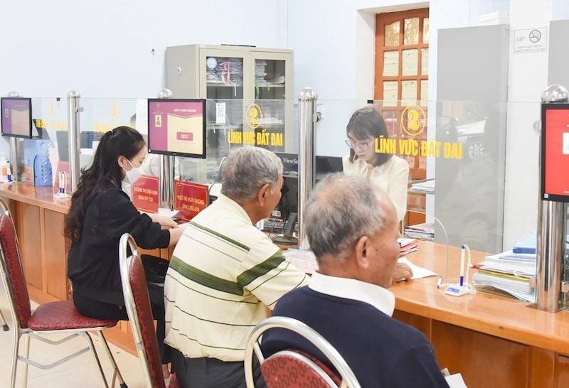 Giải quyết TTHC cho người dân tại Bộ phận tiếp nhận và trả kết quả của UBND huyện Hưng Nguyên