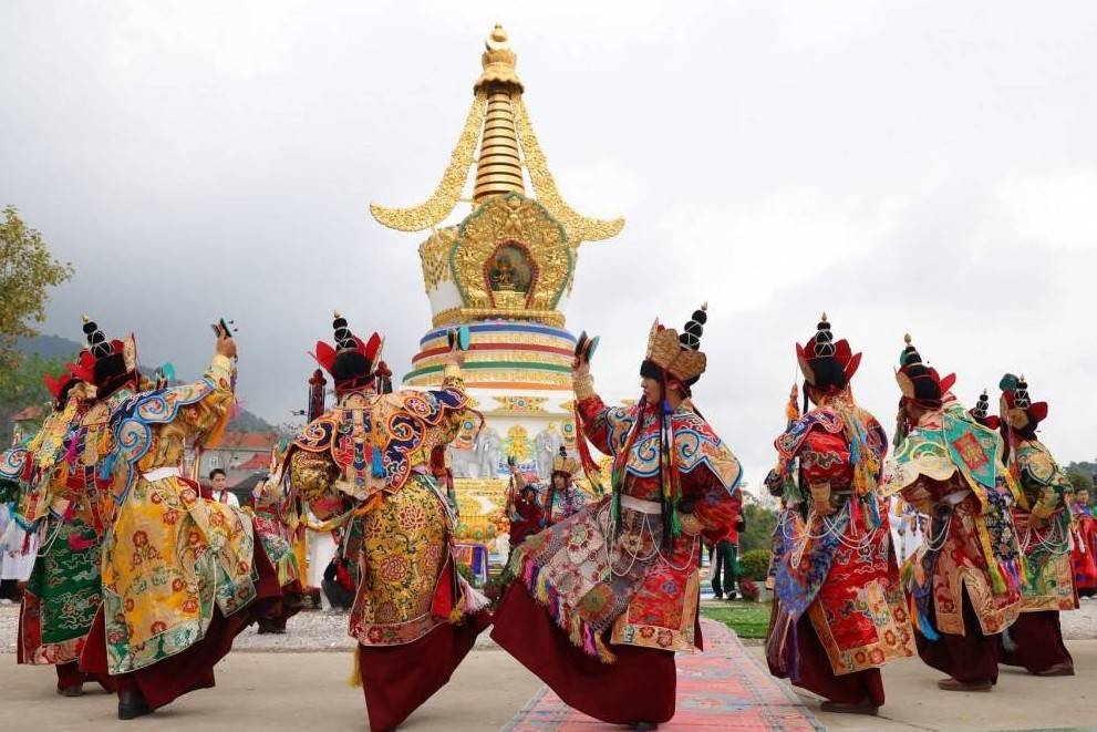 Người dân nô nức hành hương về Đại Bảo Tháp Mandala Tây Thiên dự Pháp hội Cầu an Xuân Ất Tỵ