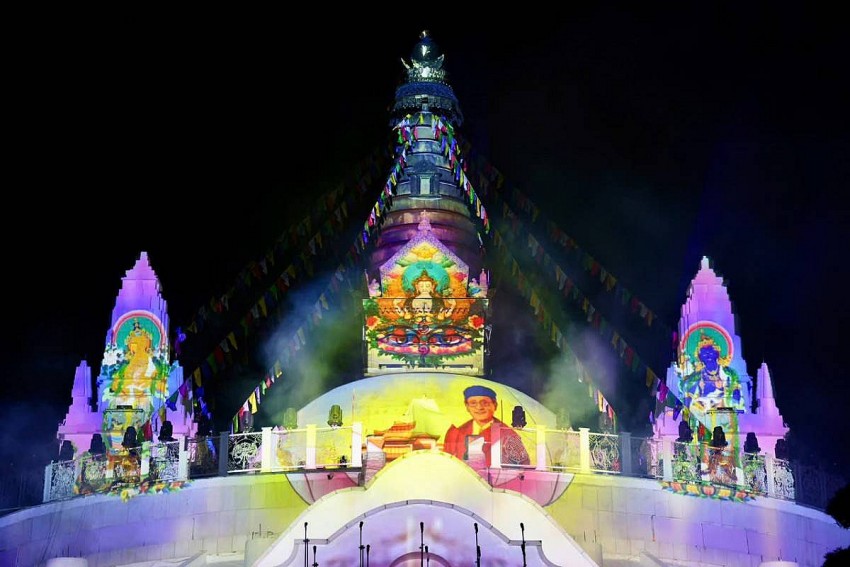  Câu chuyện về sự giác ngộ, từ bi và trí tuệ được trình chiếu trực tiếp lên kiến trúc linh thiêng của Đại Bảo Tháp Mandala Tây Thiên