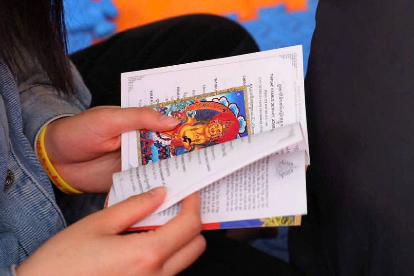 2. Phật tử đón nhận quán đỉnh gia trì Bản tôn Hoàng Tài Bảo Thiên chủ về tài bào thịnh vượng