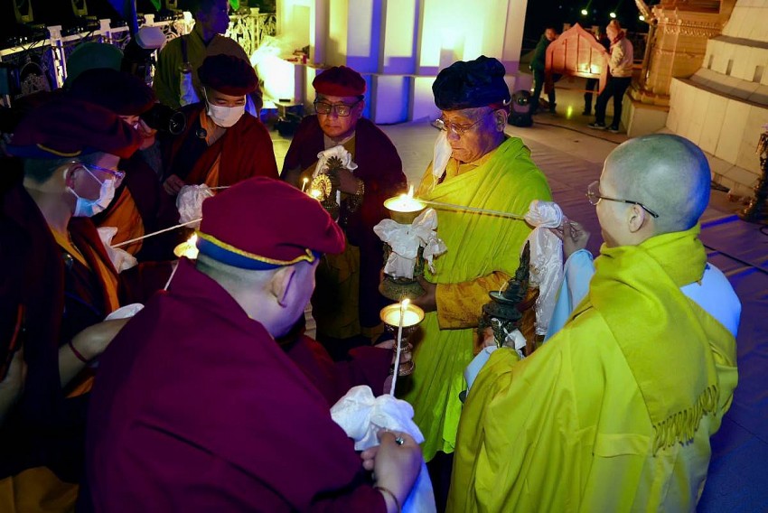 1 Nghi thức trao truyền ngọn lửa - biểu tượng của ánh sáng trí tuệ và lòng từ bi của Đức Phật