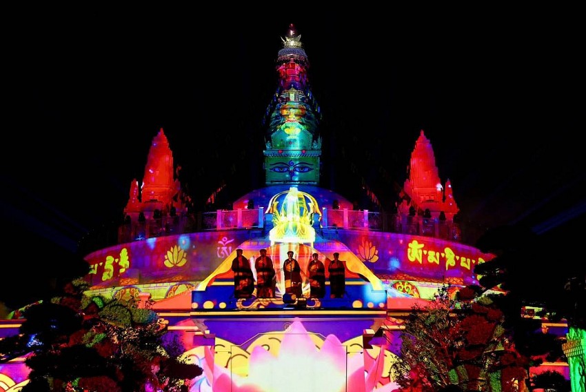 Thông qua ứng dụng công nghệ 3D mapping, ánh sáng biến hóa trên từng chi tiết của Bảo Tháp