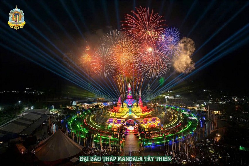 Ấn tượng đêm nghệ thuật ánh sáng 3D mapping tại Bảo tháp Tây Thiên