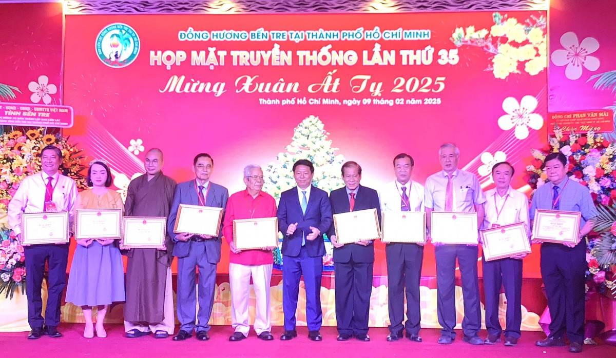 Họp mặt đồng hương Bến Tre lần thứ 35: Kết nối, tri ân và phát triển quê hương Họp mặt đồng hương Bến Tre lần thứ 35: Kết nối, tri ân và phát triển quê hương