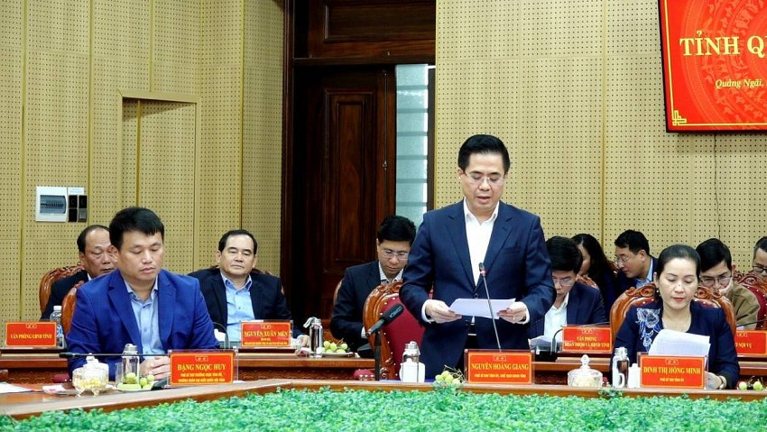 Phó Bí thư Tỉnh ủy, Chủ tịch UBND tỉnh Nguyễn Hoàng Giang báo cáo tình hình kinh tế- xã hội của tỉnh năm 2024 và nhiệm vụ năm 2025