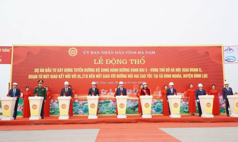 Các đại biểu thực hiện nghi thức động thổ Dự án đầu tư xây dựng tuyến đường bộ song hành Vành đai 5, Vùng thủ đô Hà Nội (giai đoạn 1). Các đại biểu thực hiện nghi thức động thổ Dự án đầu tư xây dựng tuyến đường bộ song hành Vành đai 5, Vùng thủ đô Hà Nội (giai đoạn 1).