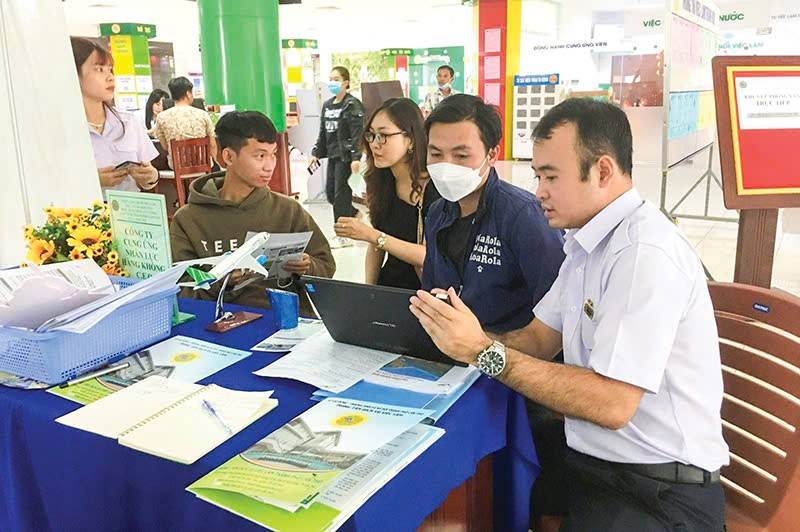 Trung tâm DVVL thành phố thường xuyên tổ chức các hoạt động giao dịch việc làm để kết nối doanh nghiệp và người lao động.