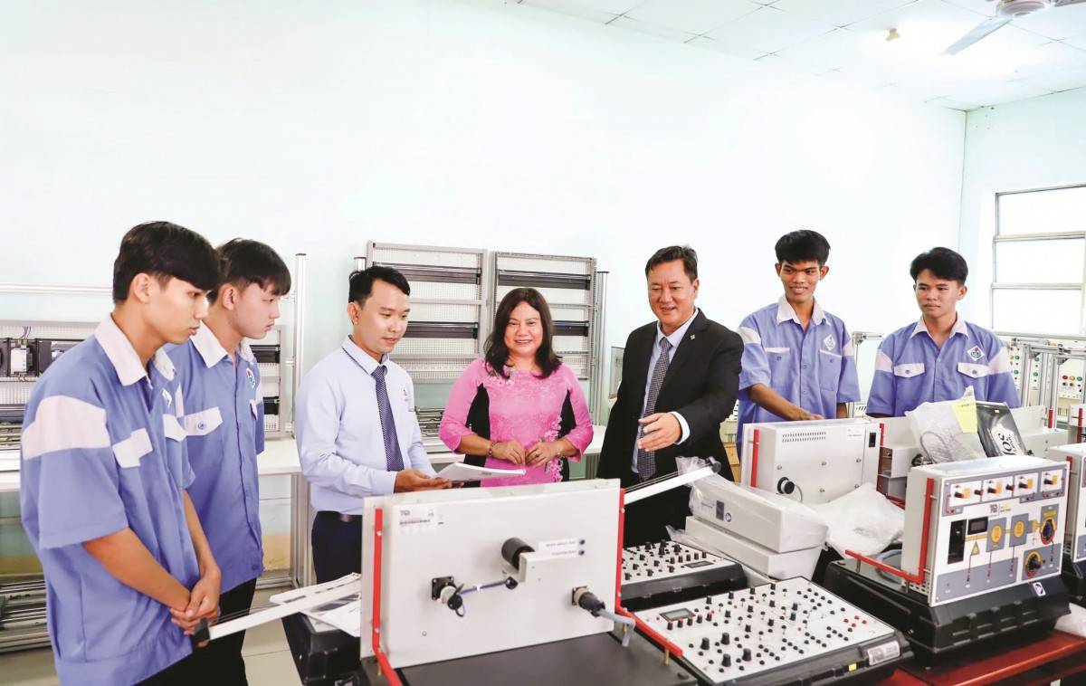 Lãnh đạo Trường Cao đẳng Nghề Cần Thơ giới thiệu cơ sở vật chất phục vụ công tác giảng dạy tại Trường. 