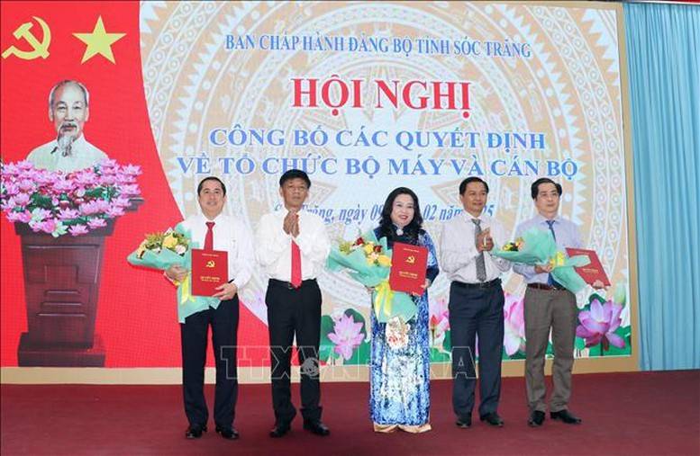 Đồng chí Hồ Thị Cẩm Đào, Phó Bí thư Thường trực Tỉnh ủy, Chủ tịch HĐND tỉnh (đứng giữa) giữ chức Bí thư Đảng ủy Đảng Bộ các cơ quan Đảng tỉnh Sóc Trăng. Đồng chí Hồ Thị Cẩm Đào, Phó Bí thư Thường trực Tỉnh ủy, Chủ tịch HĐND tỉnh (đứng giữa) giữ chức Bí thư Đảng ủy Đảng Bộ các cơ quan Đảng tỉnh Sóc Trăng.