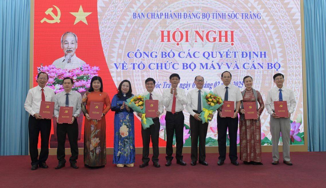 Lãnh đạo Tỉnh ủy trao quyết định cho lãnh đạo Ban Tuyên giáo và Dân vận Tỉnh ủy Sóc Trăng. Ảnh: Phương Anh Lãnh đạo Tỉnh ủy trao quyết định cho lãnh đạo Ban Tuyên giáo và Dân vận Tỉnh ủy Sóc Trăng. Ảnh: Phương Anh