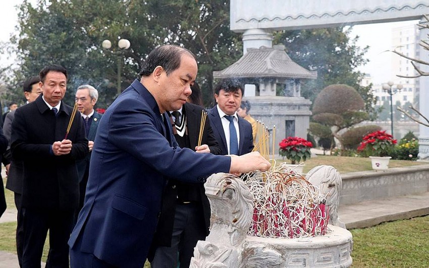 Lãnh đạo tỉnh Yên Bái dâng hương tưởng niệm tại Khu mộ Nguyễn Thái Học và các chiến sĩ hy sinh trong cuộc Khởi nghĩa Yên Bái