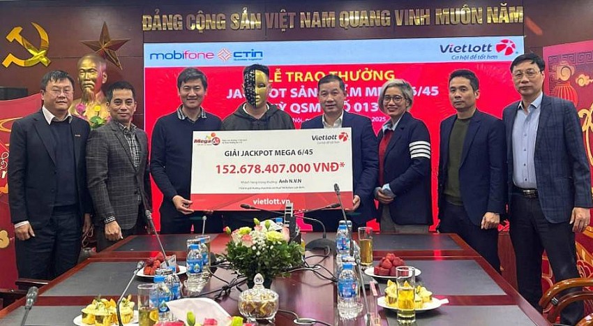 Vietlott trao giải Jackpot trị giá gần 153 tỷ đồng cho anh N. Vietlott trao giải Jackpot trị giá gần 153 tỷ đồng cho anh N.