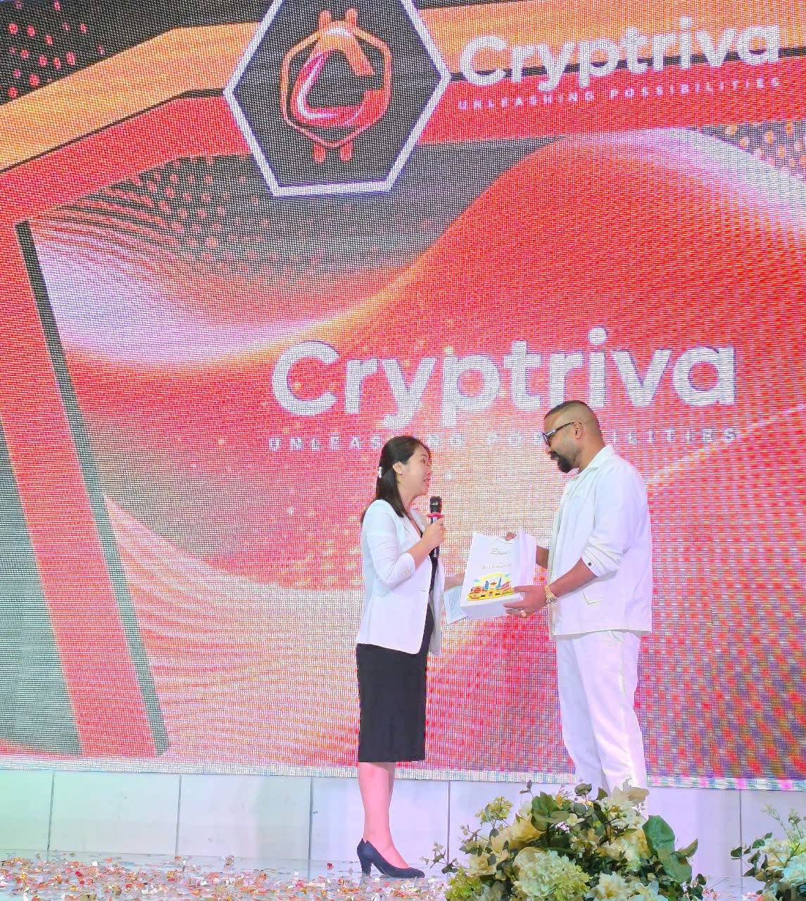 Nguyễn Trần Tâm Hà - Phó Giám đốc Trung tâm xúc tiến du lịch, Sở du lịch TPHCM tặng quà cho đại diện đoàn mice Ấn độ