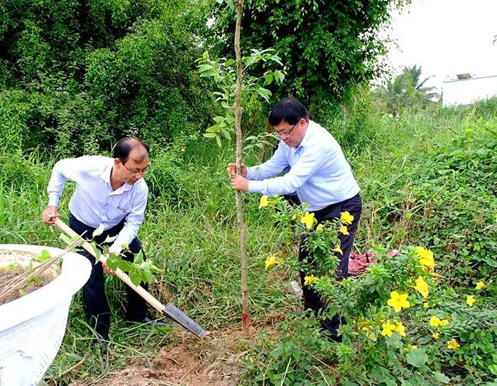 Trồng cây xanh trên địa bàn huyện Phong Điền, TP Cần Thơ. (Ảnh CTO)