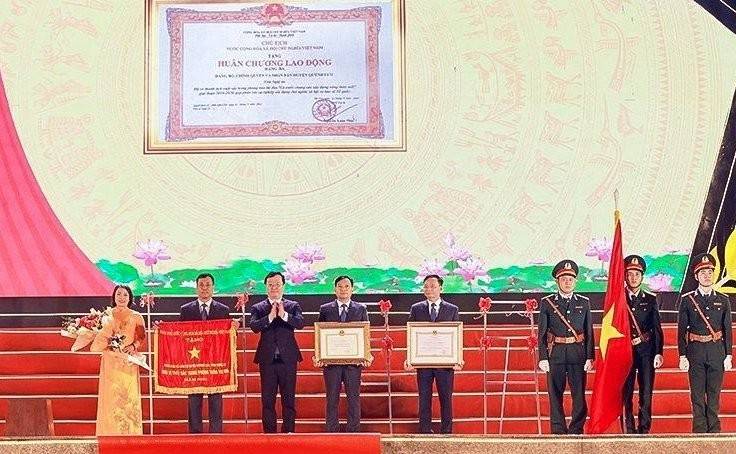 Quỳnh Lưu đón nhận Huân chương Lao động hạng Ba; Bằng công nhận huyện đạt chuẩn NTM và Cờ thi đua của Chính phủ 