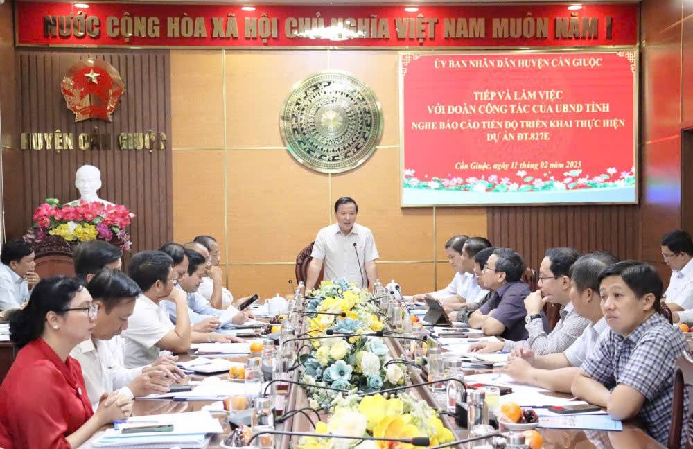 Chủ tịch UBND tỉnh Long An Nguyễn Văn Út nghe báo cáo tiến độ triển khai dự án Đường tỉnh 827E Chủ tịch UBND tỉnh Long An Nguyễn Văn Út nghe báo cáo tiến độ triển khai dự án Đường tỉnh 827E