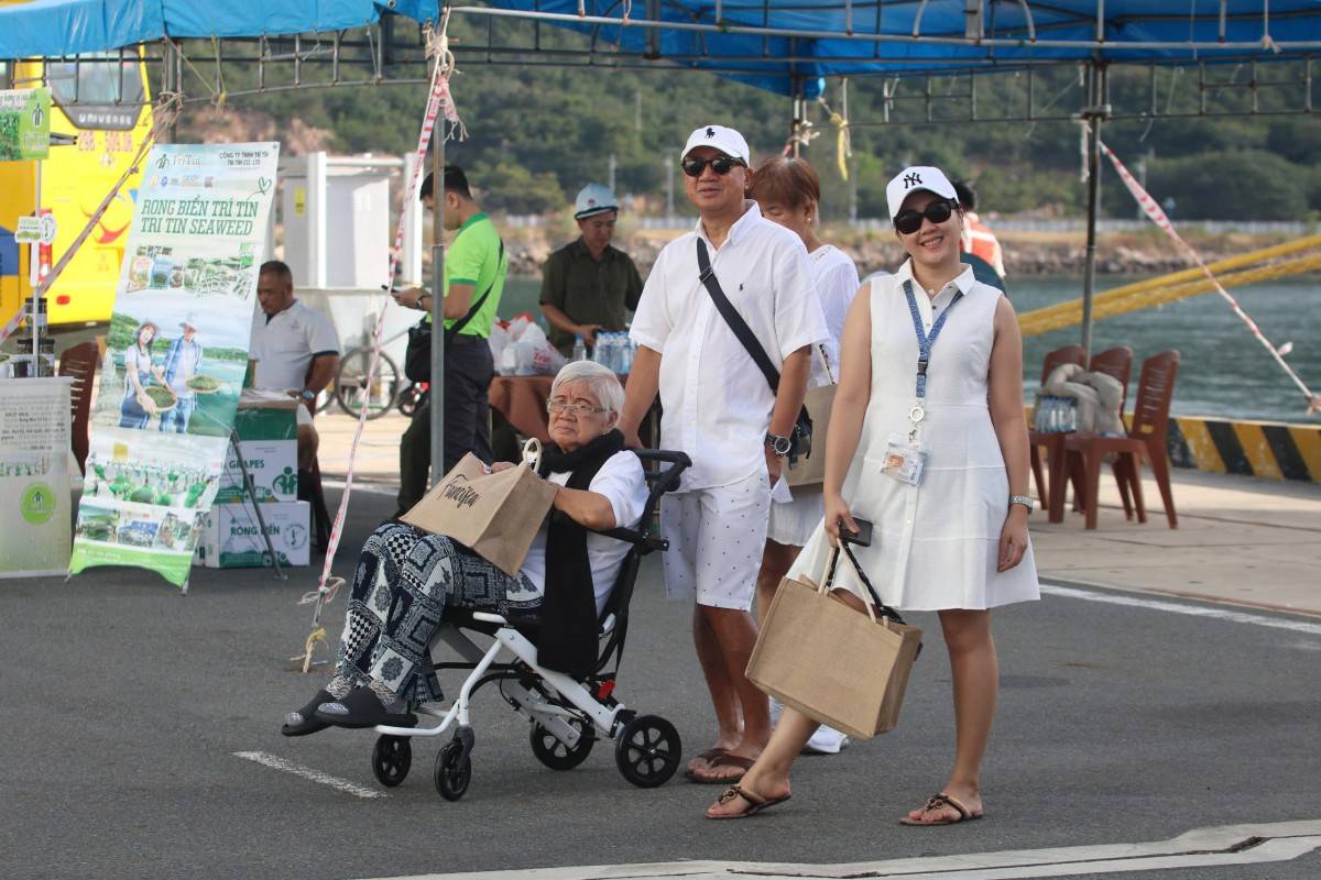 Du khách vui vẻ cập Cảng Cam Ranh, sẵn sàng khám phá vẻ đẹp Khánh Hoà  