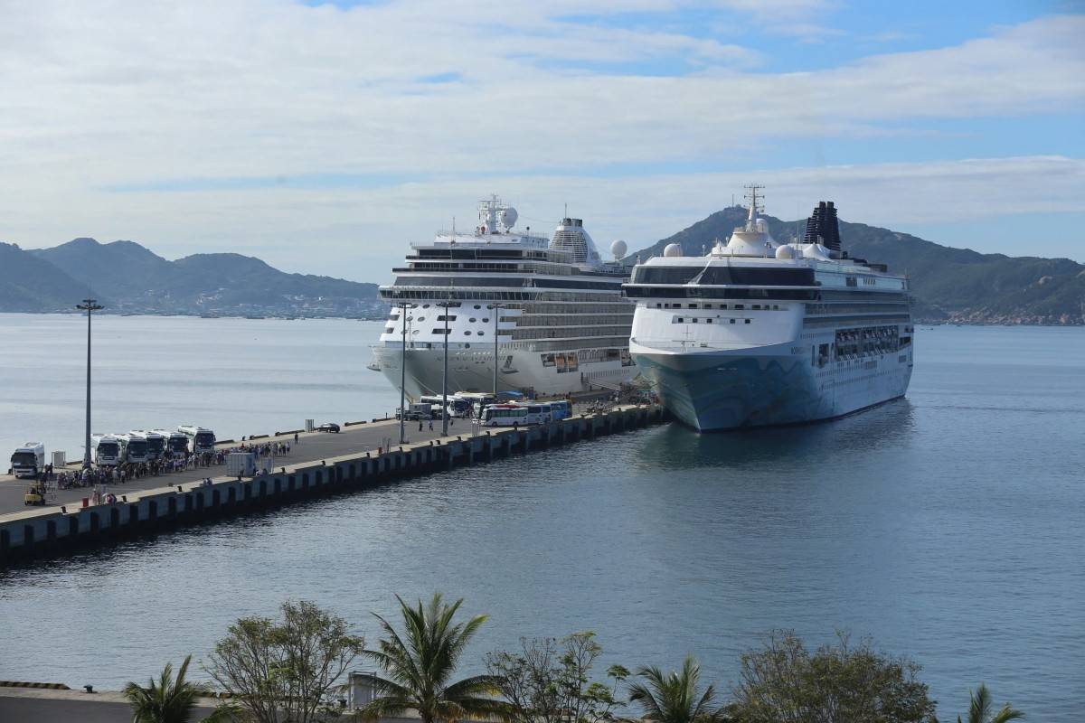 Hai tàu biển Norwegian Spirit và Seven Sea Exploror cập Cảng Quốc tế Cam Ranh