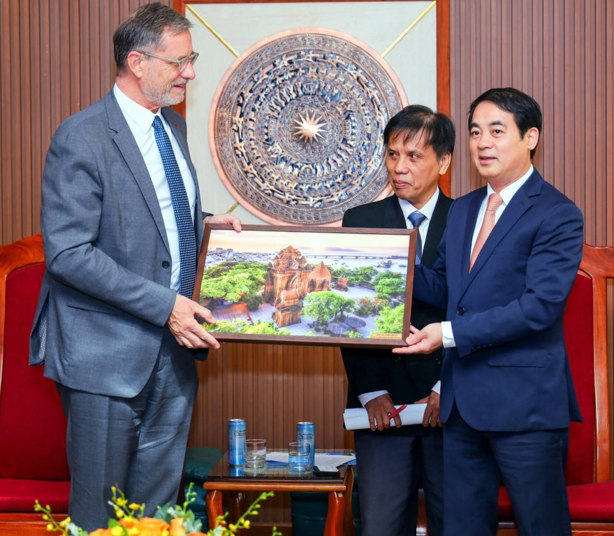 Bí thư Tỉnh ủy Khánh Hòa Nghiêm Xuân Thành tiếp Đại sứ Pháp tại Việt Nam