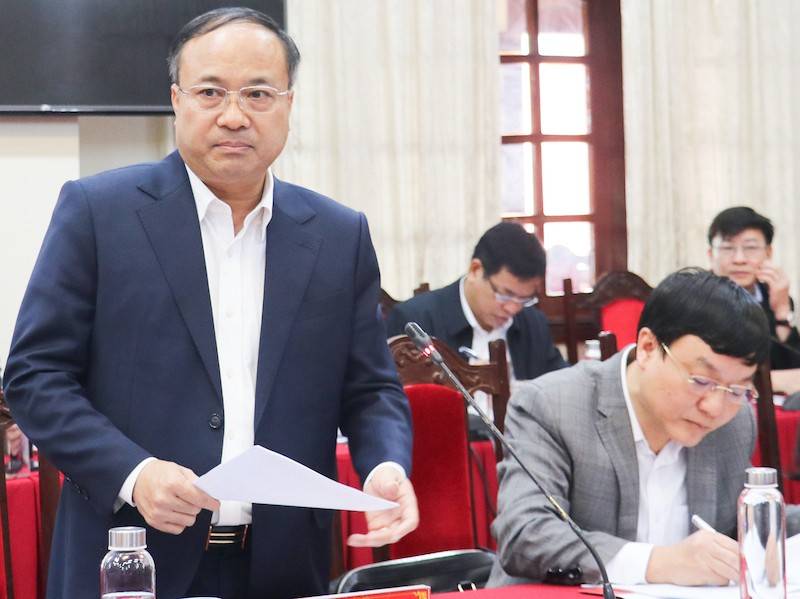 Ông Nguyễn Viết Hưng - Giám đốc Sở Nội vụ Nghệ An báo cáo đánh giá hoạt động của Ban Chỉ đạo CCHC tỉnh năm 2024 tại hội nghị