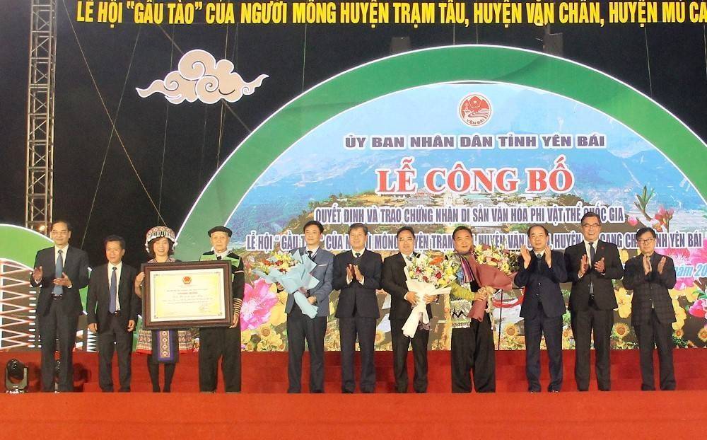 Yên Bái: Trao chứng nhận Di sản Văn hóa phi vật thể cấp Quốc gia Lễ hội Gầu Tào của người Mông