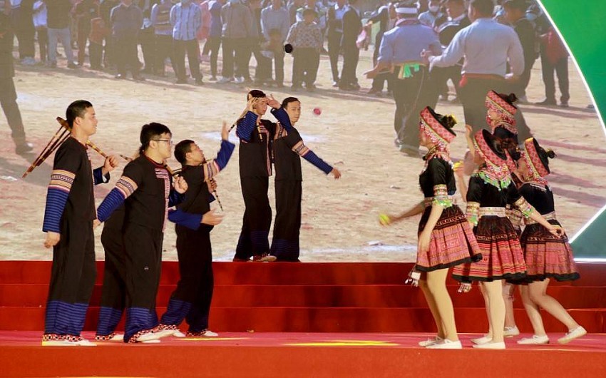 Yên Bái: Trao chứng nhận Di sản Văn hóa phi vật thể cấp Quốc gia Lễ hội Gầu Tào của người Mông