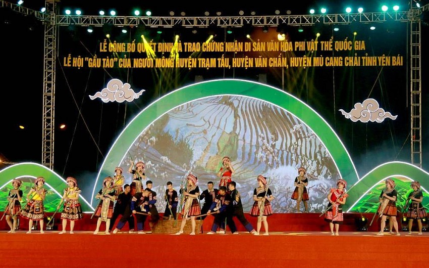 Yên Bái: Trao chứng nhận Di sản Văn hóa phi vật thể cấp Quốc gia Lễ hội Gầu Tào của người Mông