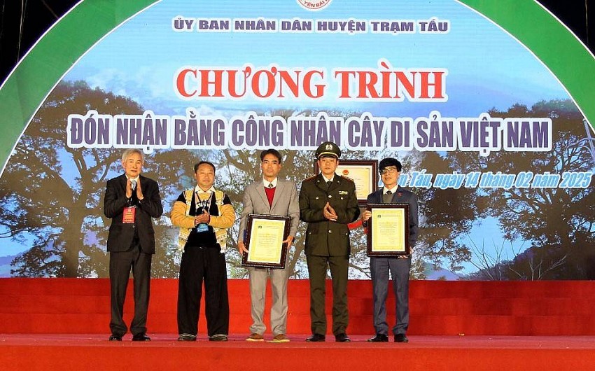 Yên Bái: Trao chứng nhận Di sản Văn hóa phi vật thể cấp Quốc gia Lễ hội Gầu Tào của người Mông