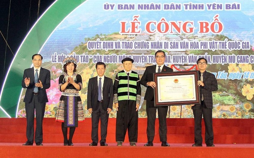 Yên Bái: Trao chứng nhận Di sản Văn hóa phi vật thể cấp Quốc gia Lễ hội Gầu Tào của người Mông
